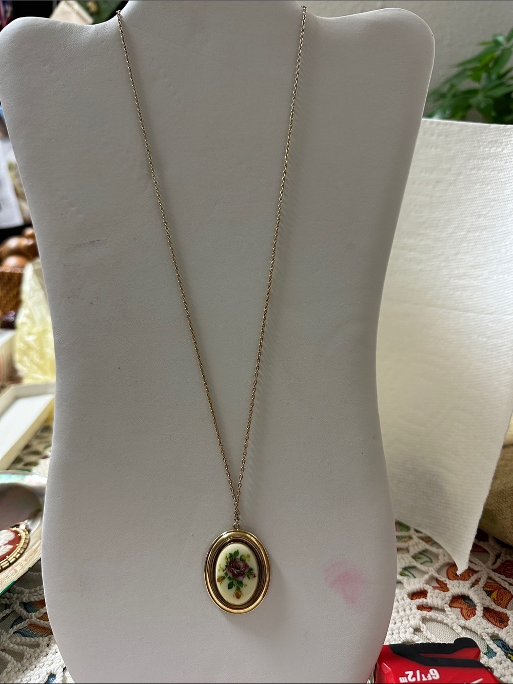 Vintage-Inspired Gold Oval Floral Pendant Necklace - Pink Floral